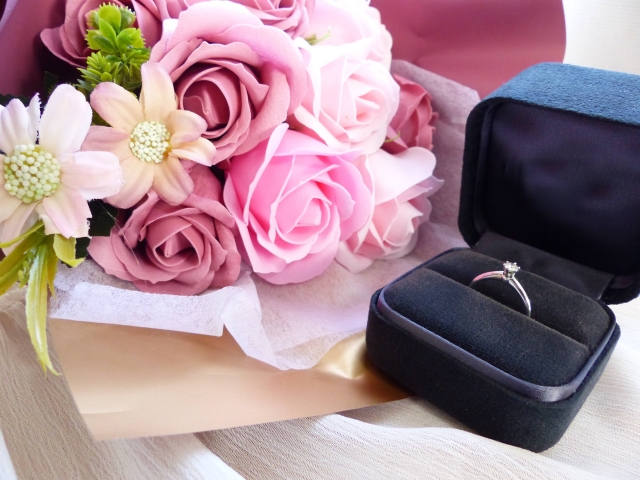 婚約指輪と花束　プロポーズ