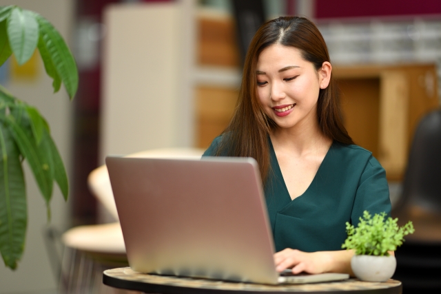 オンライン活用の女性イメージ