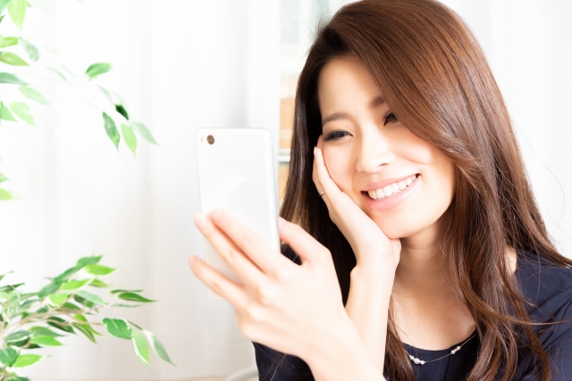 嬉しそうな表情の女性