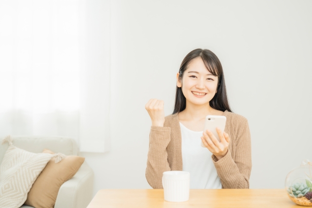 スマホで婚活する女性イメージ
