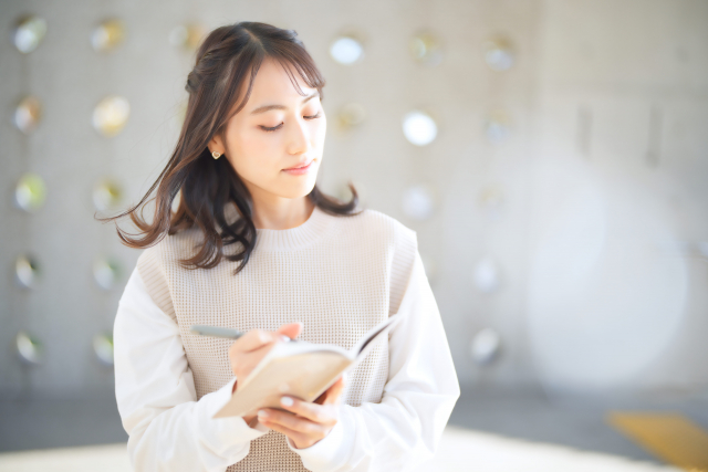 手帳をみながら考える女性