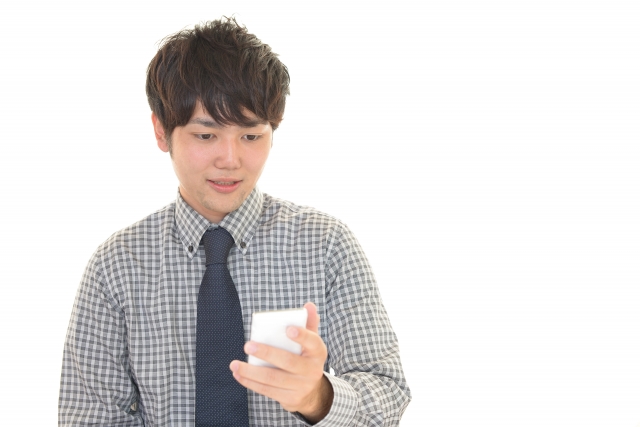 スマホをみる男性