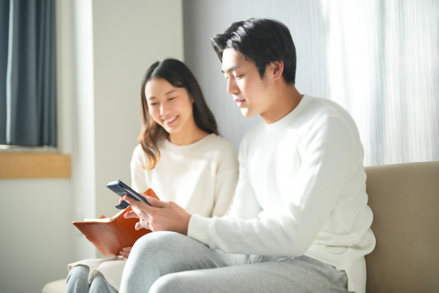 スマホを見て選ぶカップル