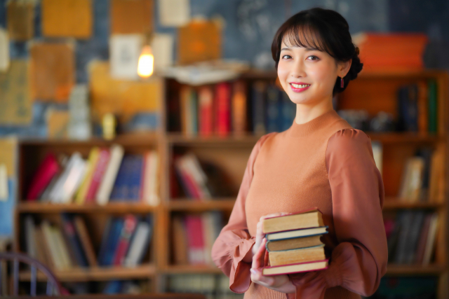 落ち着いた印象の若い女性