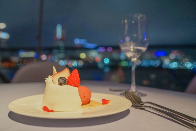夜景が見えるレストランでディナーデート