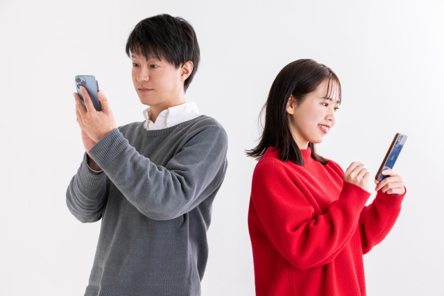 スマホをみる男女