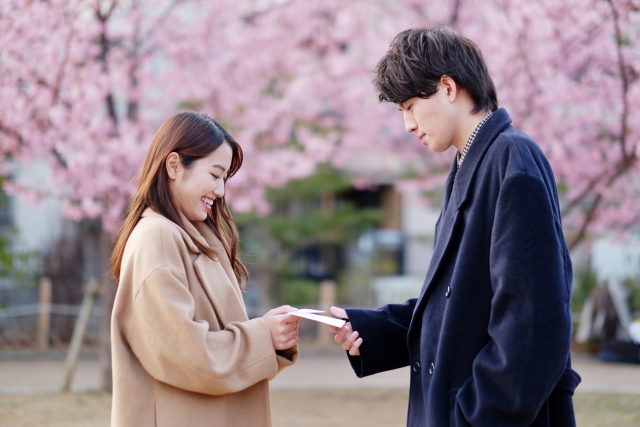 春 若い男女 恋