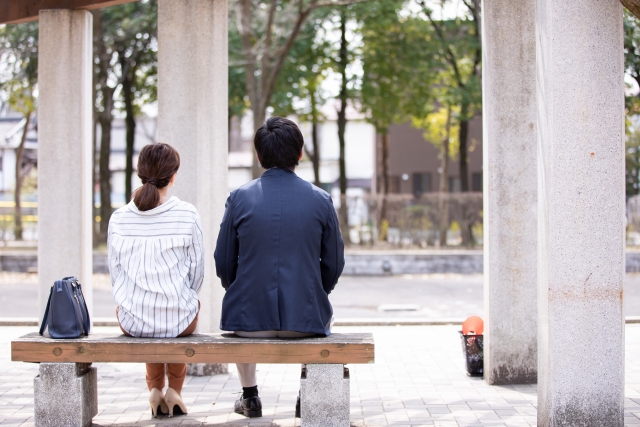 休憩中のカップル