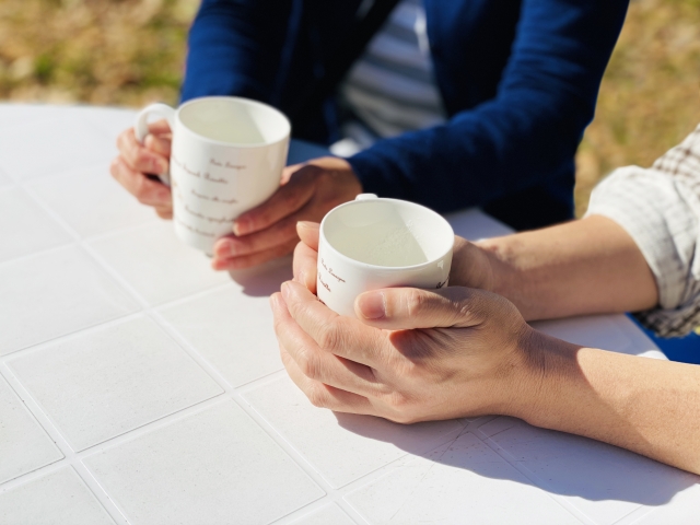 講演でお茶をする男女のイメージ