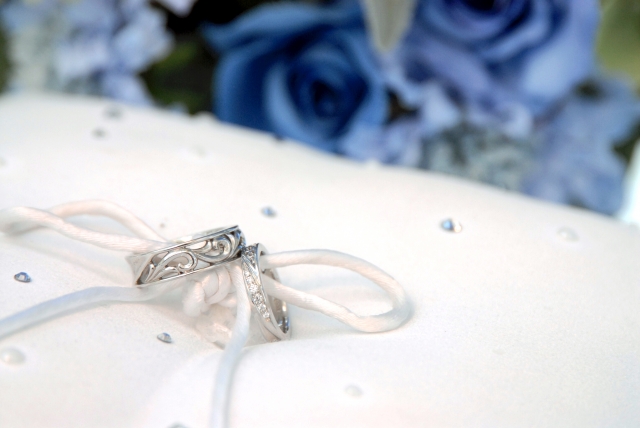 結婚指輪とブルーの花イメージ
