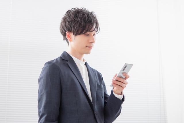 若い男性スマホで連絡