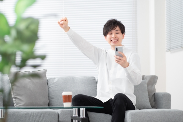 若い男性 嬉しそう 婚活