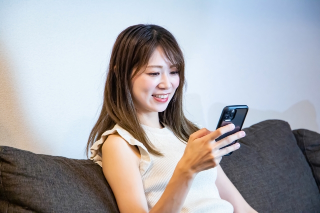 若い女性スマホで連絡