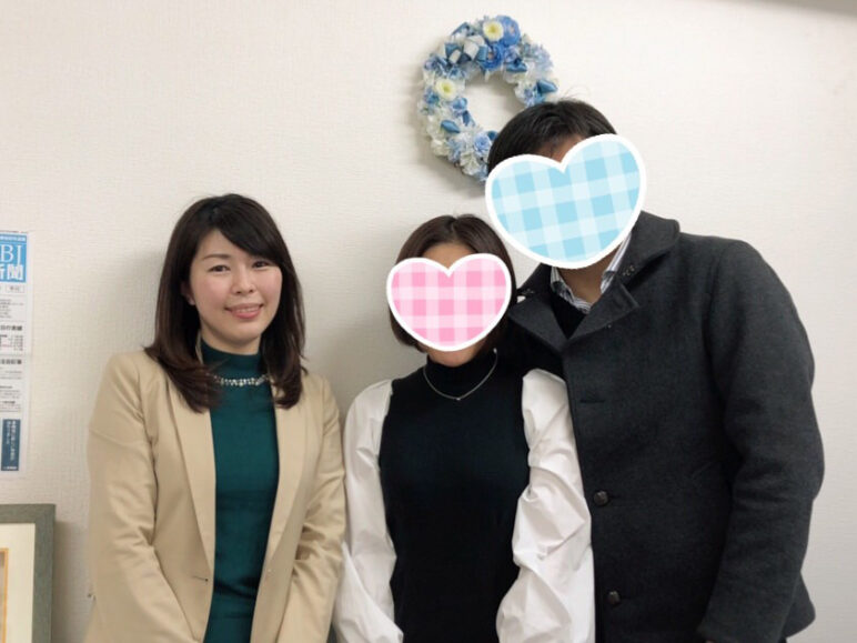 成婚カップルと女性カウンセラー