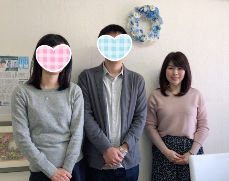 成婚カップルと女性カウンセラー